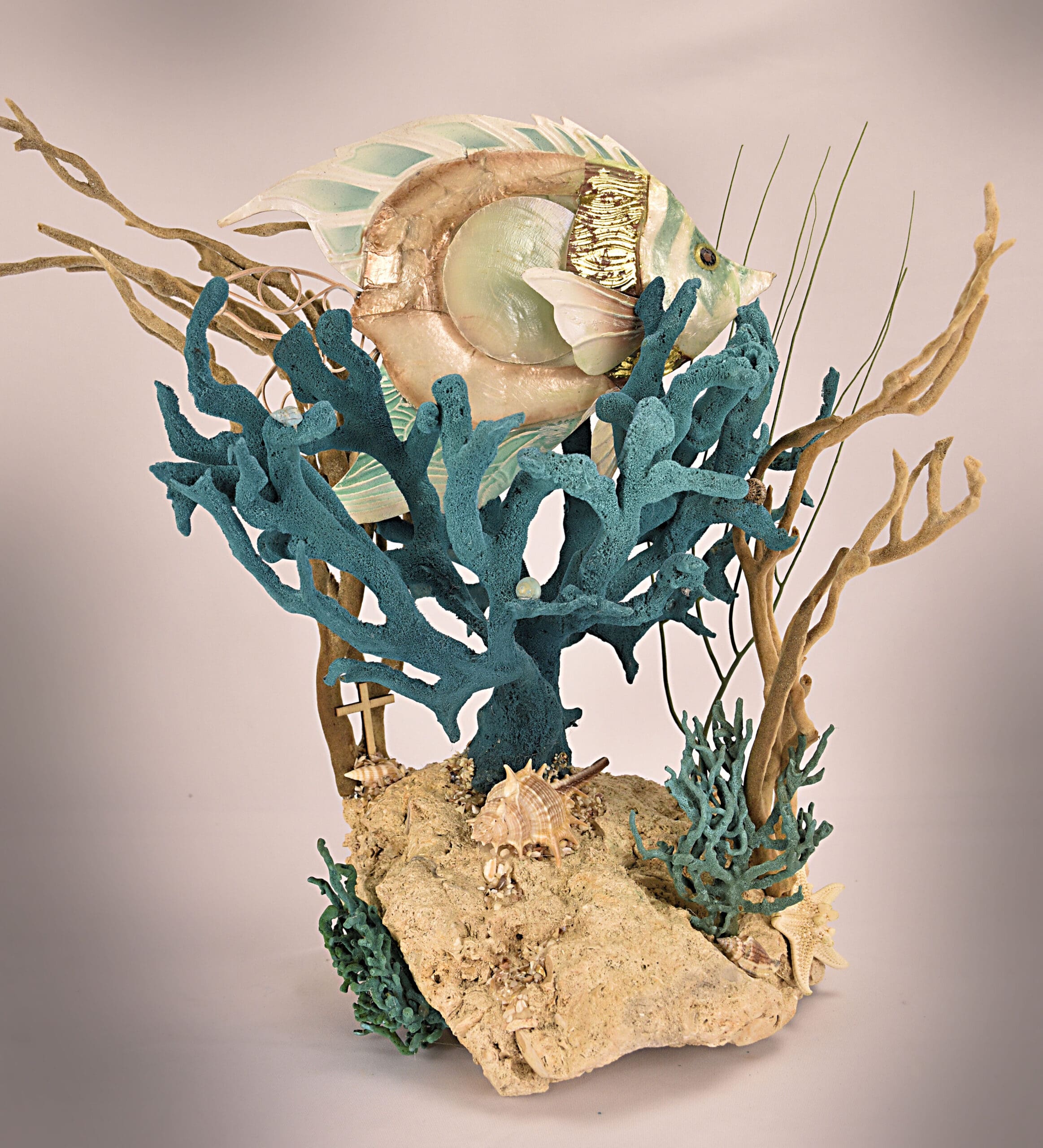 Fish green capiz on rock17x15